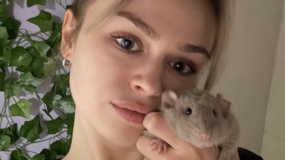 Заводчик Елизавета Забегина с крысой по кличке Бобик