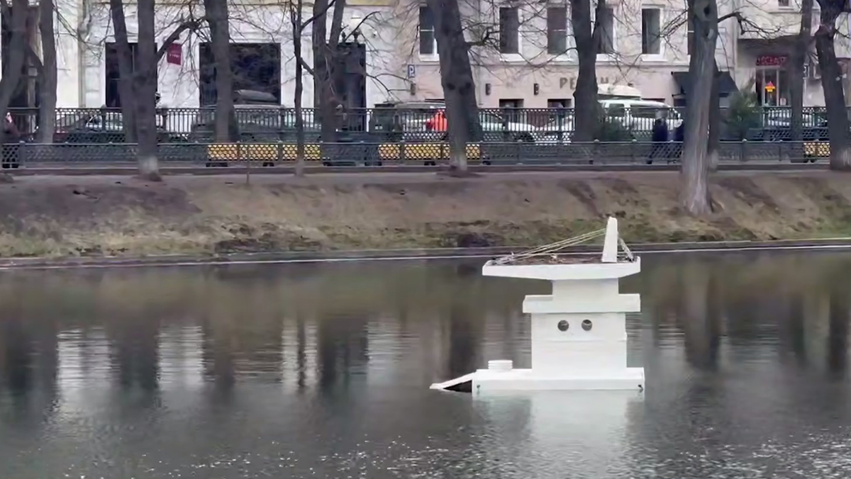 Домик для лебедей установили на Патриарших прудах