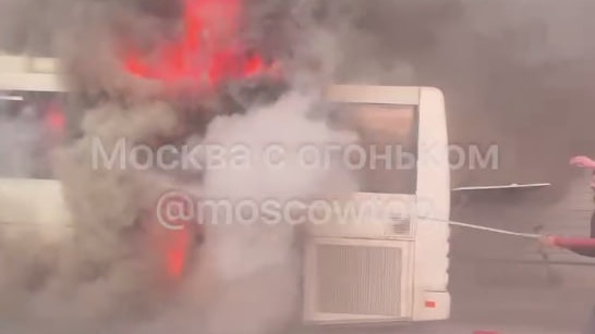 Автобус загорелся на МКАД, движение затруднено
