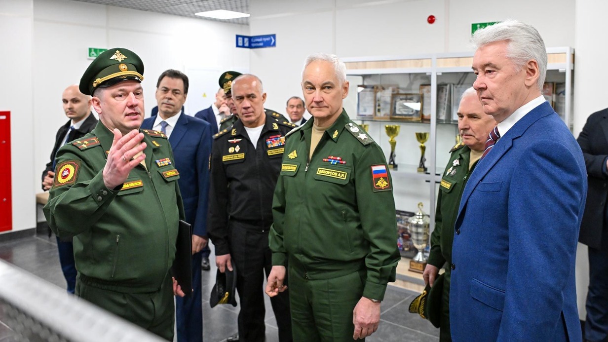Мэр Москвы Сергей Собянин, заместитель министра обороны России Виктор Горемыкин, министр обороны России Андрей Белоусов, заместитель начальника генерального штаба Вооруженных сил РФ Евгений Бурдинский и заместитель мэра Москвы по вопросам региональной безопасности и информационной политики Александр Горбенко осматривают новое здание Военного комиссариата, которое им показывает военный комиссар Москвы Максим Локтев