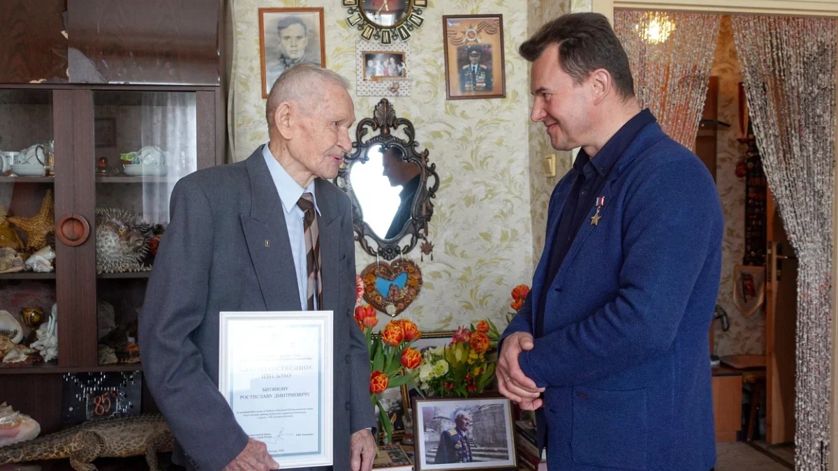 Депутат Госдумы Роман Романенко поздравил со столетием ветерана-разведчика из Южного Бутово