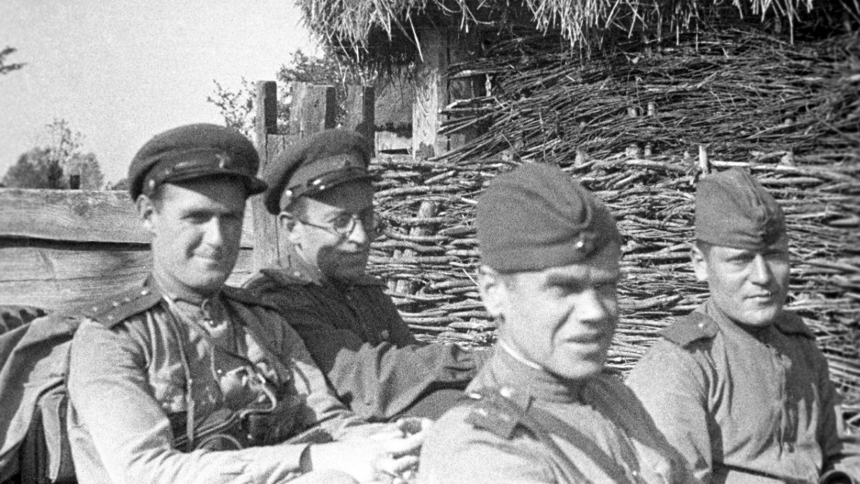 Василий Гроссман с коллегами-военкорами Олегом Кноррингом и Иваном Хитровым