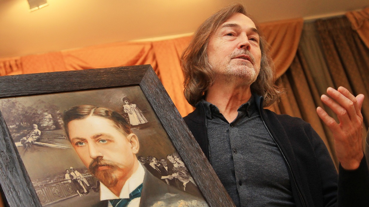 Художник Никас Сафронов подарил библиотеке имени Бунина портрет великого русского поэта и писателя, чье имя носит столичная читальня. Живописный подарок был приурочен ко дню рождения писателя