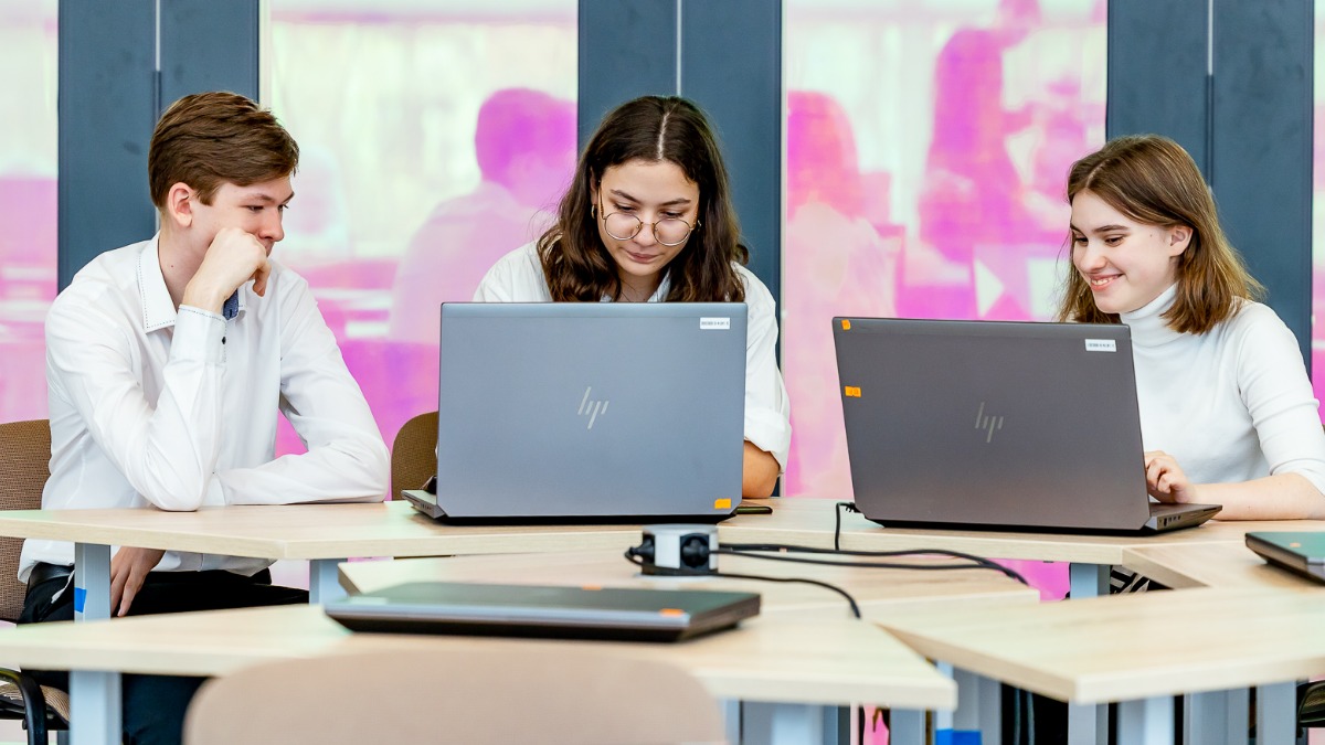 Ко Дню космонавтики в «МЭШ» можно отправить друг другу подарки из новой праздничной коллекции