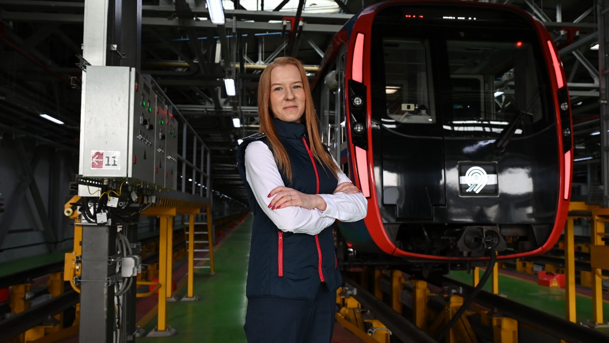 Первая женщина-машинист БКЛ Юлия Худякова возле поезда серии «Москва-2020» в депо «Нижегородское»