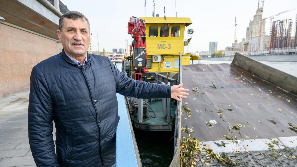 Начальник флота ГУП «Мосводосток» Григорий Прямушко контролирует уборку