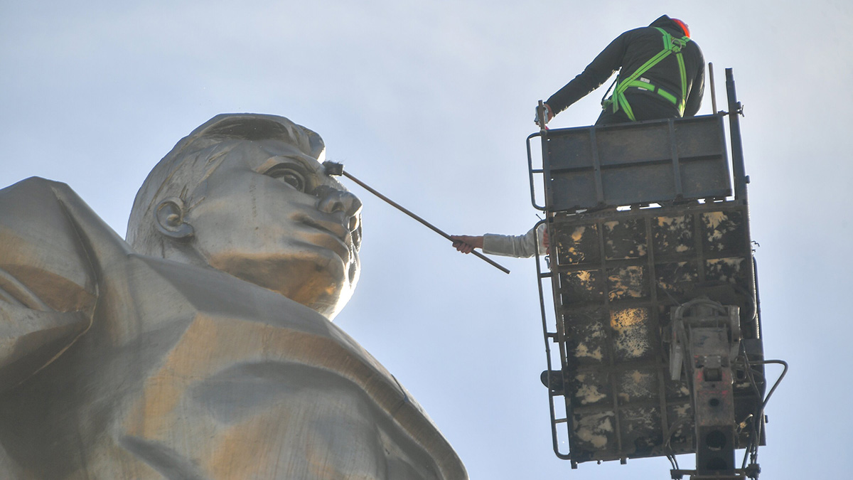 Памятник Гагарину в Москве промоют ко Дню космонавтики