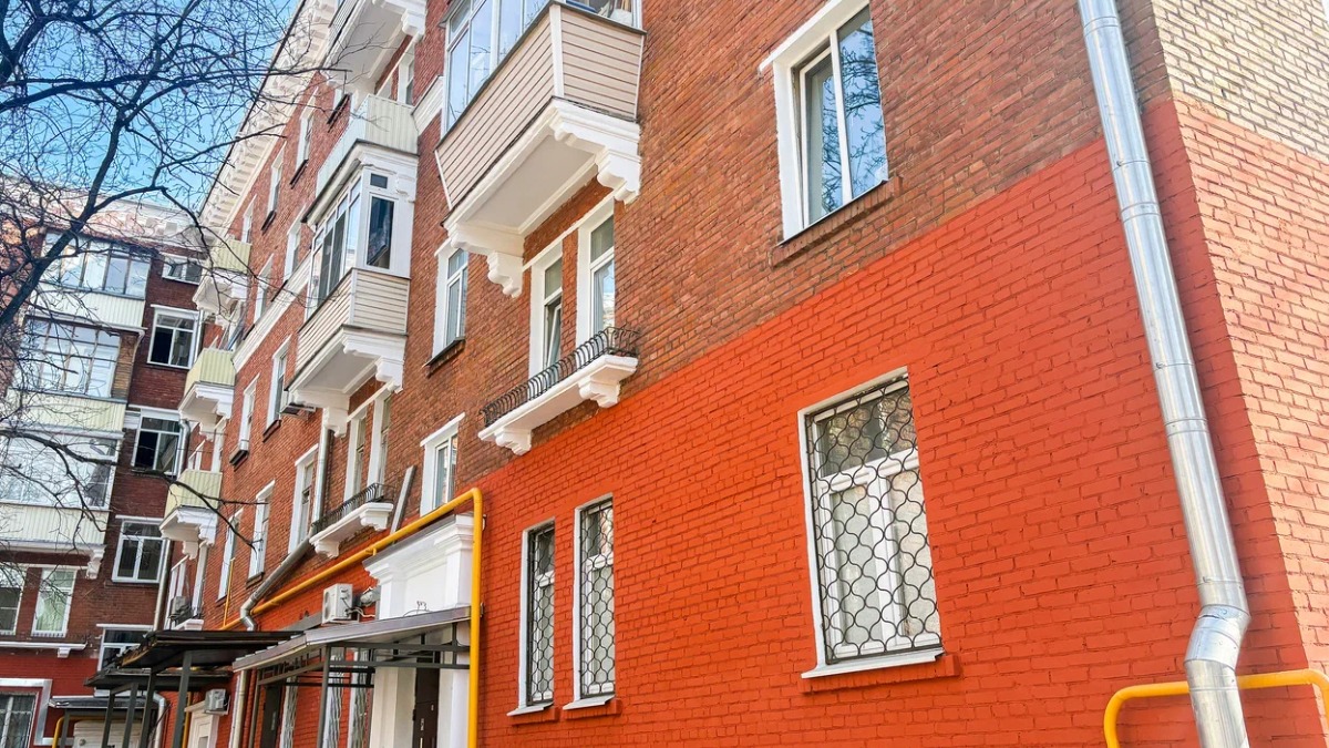 На востоке столицы восстановили жилой дом 1954 года постройки, возведенный в стиле советской неоклассики