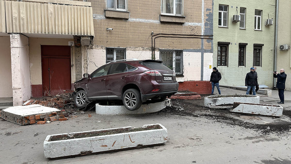 Автомобиль врезался в дом на Большой Грузинской улице в центре Москвы