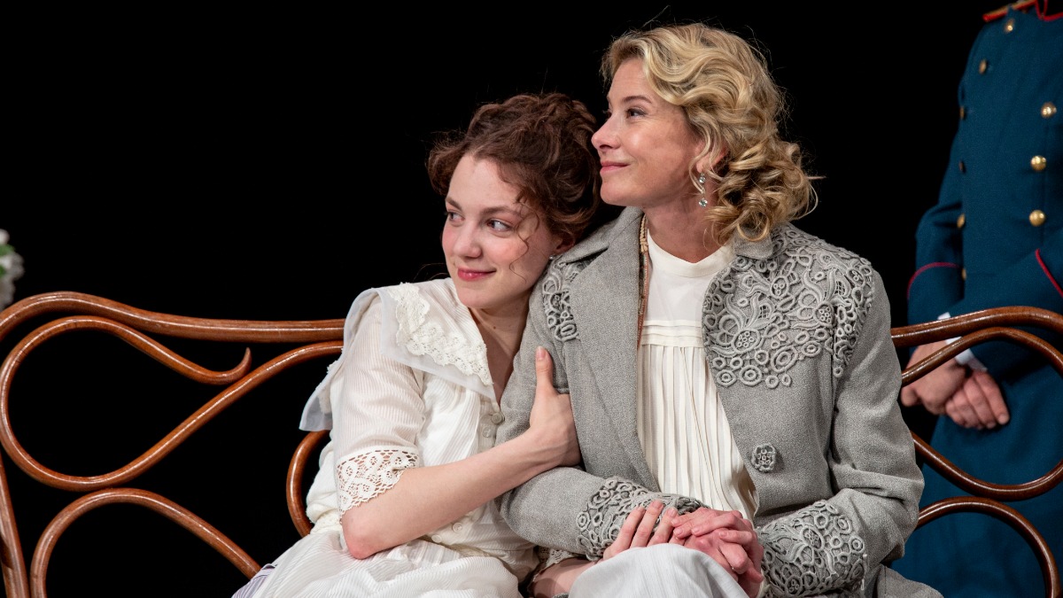 Ксения Комарова и Юлия Высоцкая в спектакле Театра Моссовета «Три сестры»