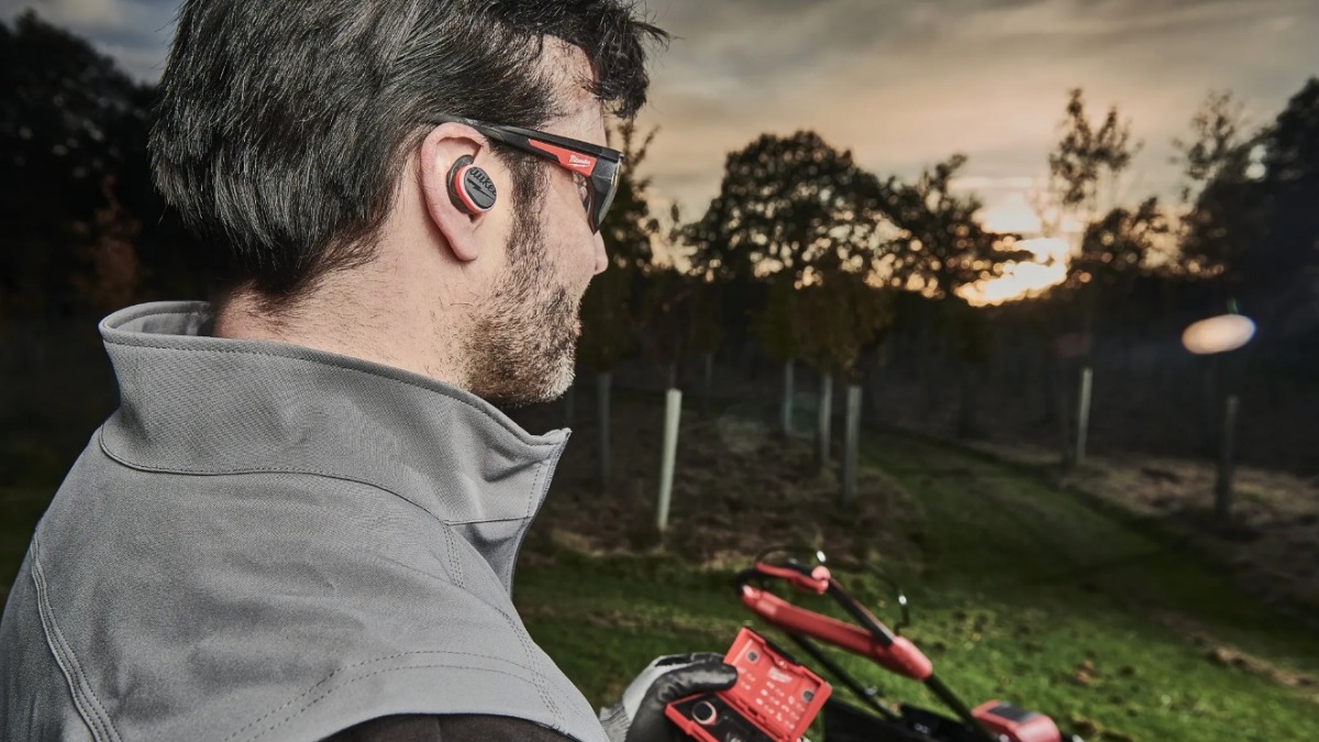 Во время работы на дачном участке можно надеть электронные беруши, которые подавляют вредный шум