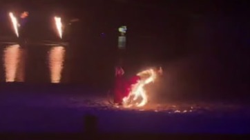 Китайская танцовщица загорелась во время выступления с огненным кольцом