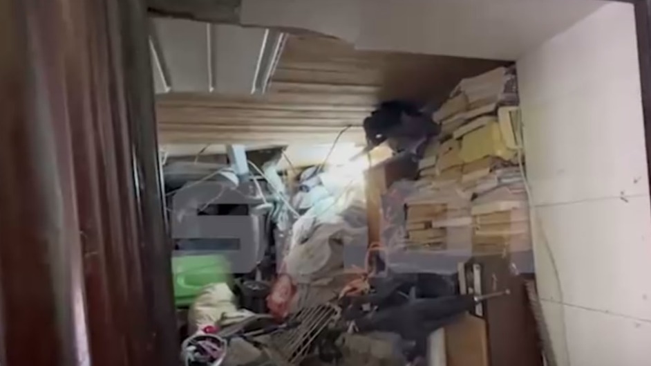 Shot: Москвич пригрозил поджогом захламленной квартиры, не желая общаться с приставами