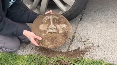 Американка увидела в земле нос и выкопала у дома загадочные каменные лица