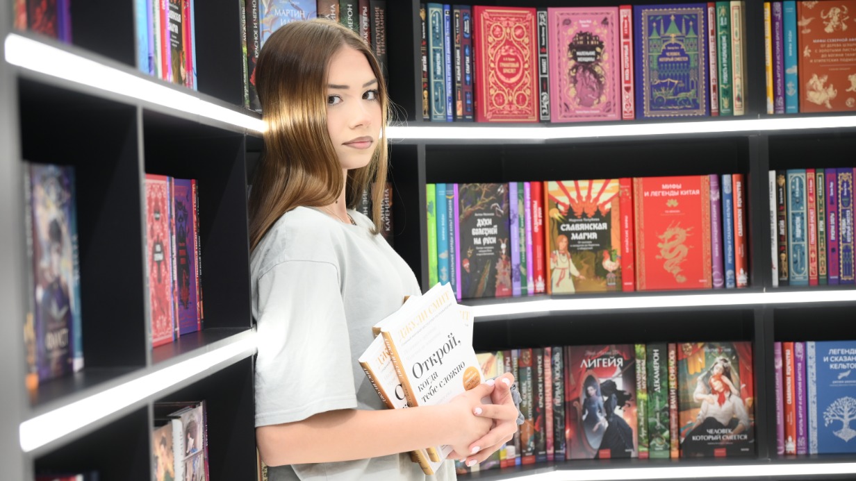 Сотрудница одного из издательств Евгения Лозовая на монтаже выставочного павильона