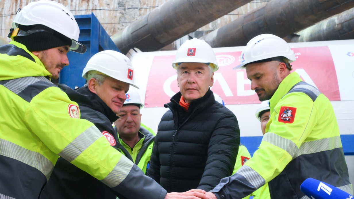 Мэр Москвы Сергей Собянин и первый заместитель генерального директора компании-генподрядчика Сергей Жуков дали старт строительству второго участка Троицкой линии метро