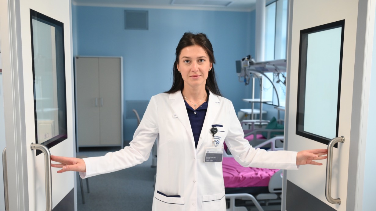 Врач акушер-гинеколог Центра женского здоровья Дарья Заплатникова показывает палату, где пациенты могут прийти в себя после операции