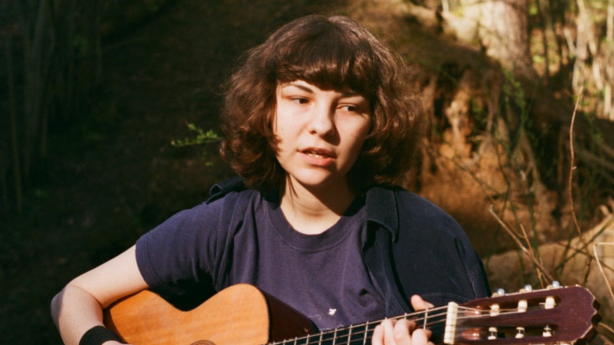 Александра Коленбет поет в Тропаревском парке на пикнике — там отмечался день рождения одного из ее друзей по Московскому университету, тоже исполнителя авторской песни