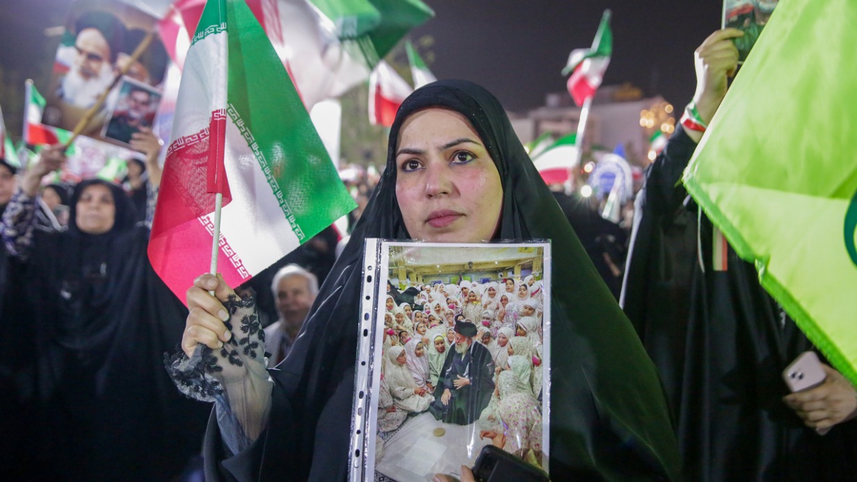 Жительница Исламской Республики Иран с фотографией погибшего аятоллы Хаменеи приняла участие в митинге по случаю перемирия в войне между Тегераном и Вашингтоном