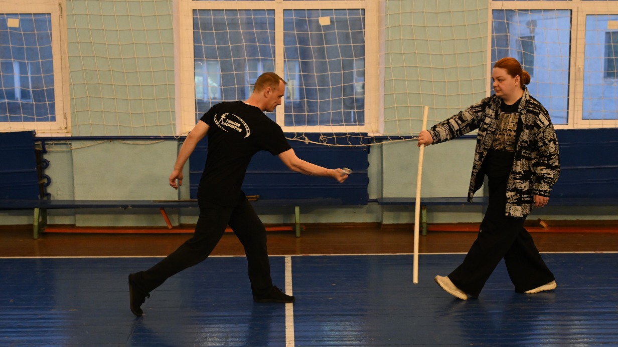 Каскадер Артем Патрикеев учит корреспондента «Вечерней Москвы» Анастасию Старостину владеть киношными мечами