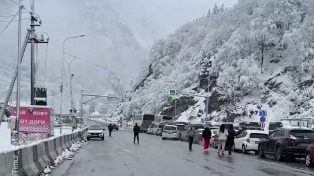 Сотни людей застряли в пробке на границе России и Грузии из-за снегопадов