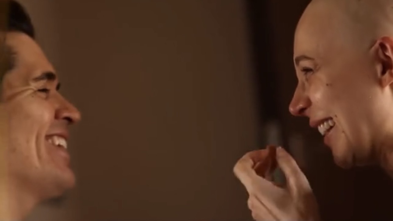 «Расчесываться и убирать волосы клоками»: больная раком Лерчек побрилась налысо