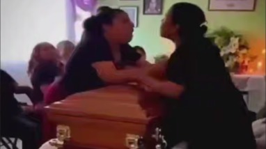 В Мексике вдова подралась с любовницей мужа прямо над его гробом