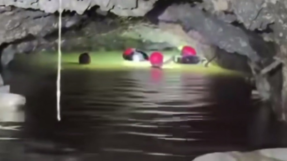 Рабочий выжил после 14 дней нахождения в обрушившейся шахте в Мексике