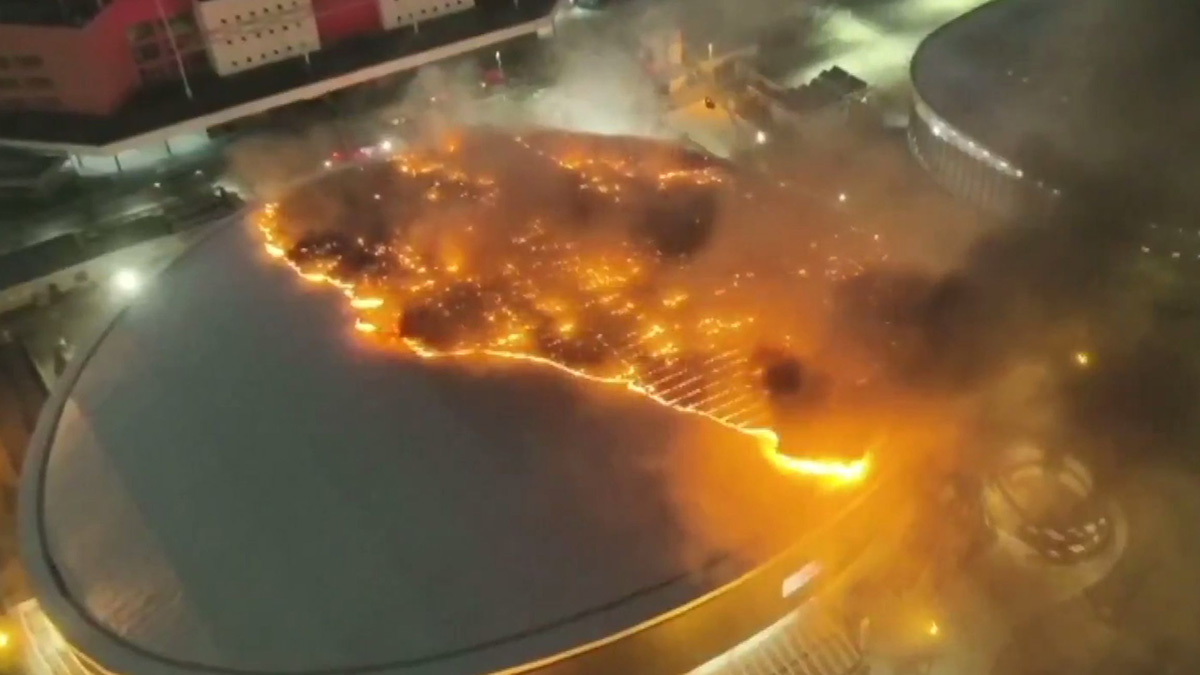 Мощный пожар охватил крышу Олимпийского стадиона в Рио-де-Жанейро