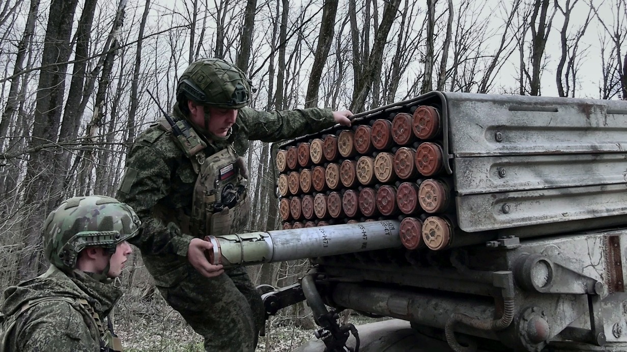 Бойцы расчета БМ-21 82-го мотострелкового полка с позывными «Студент» и «Сивый» снаряжают полный пакет ракет «Града» перед боевым выездом