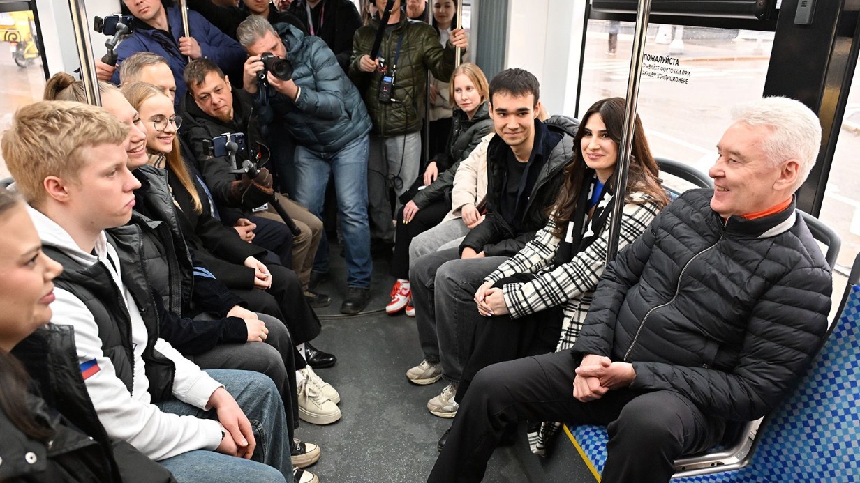 Мэр Москвы Сергей Собянин прокатился на трамвае по новому диаметру в компании студентов МГТУ