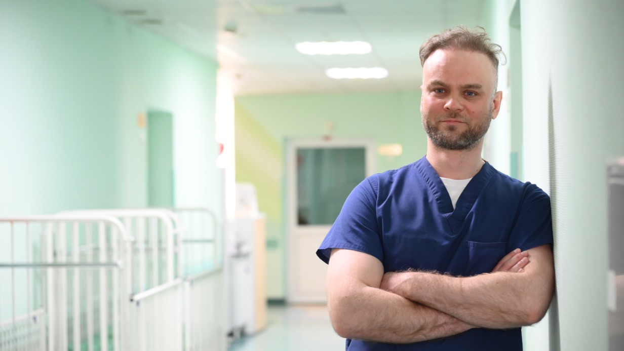 Заведующий отделением нейрохирургии Клиники доктора Рошаля Дмитрий Копачев — именно он провел уникальную операцию, удалив двухмесячному малышу опухоль мозга