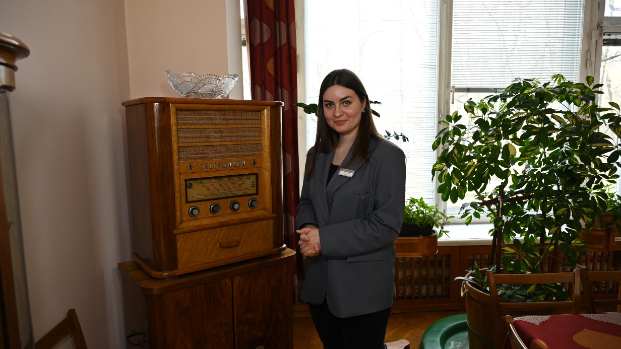 Научный сотрудник Мемориального дома-музея академика Сергея Королева (филиал Московского музея космонавтики) Софья Синицина показывает радиолу немецкого производства, принадлежавшую ученому