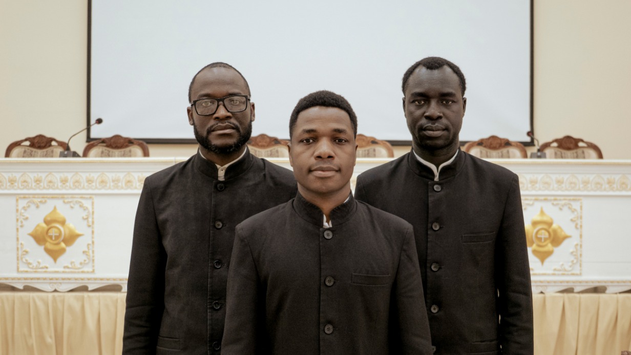 Семинаристы Николо-Угрешской православной академии Паоло Эстэфанэ Сибиндэ, Окот Сандой и Мева Омар Бени в актовом зале семинарии