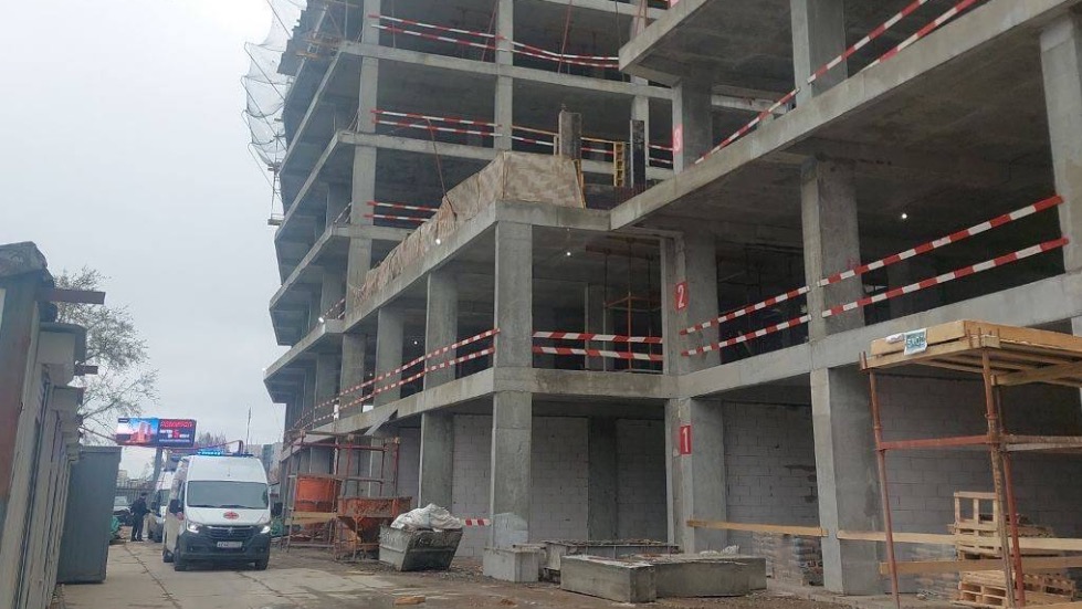 Двое рабочих погибли в результате падения с высоты на стройке в Москве 