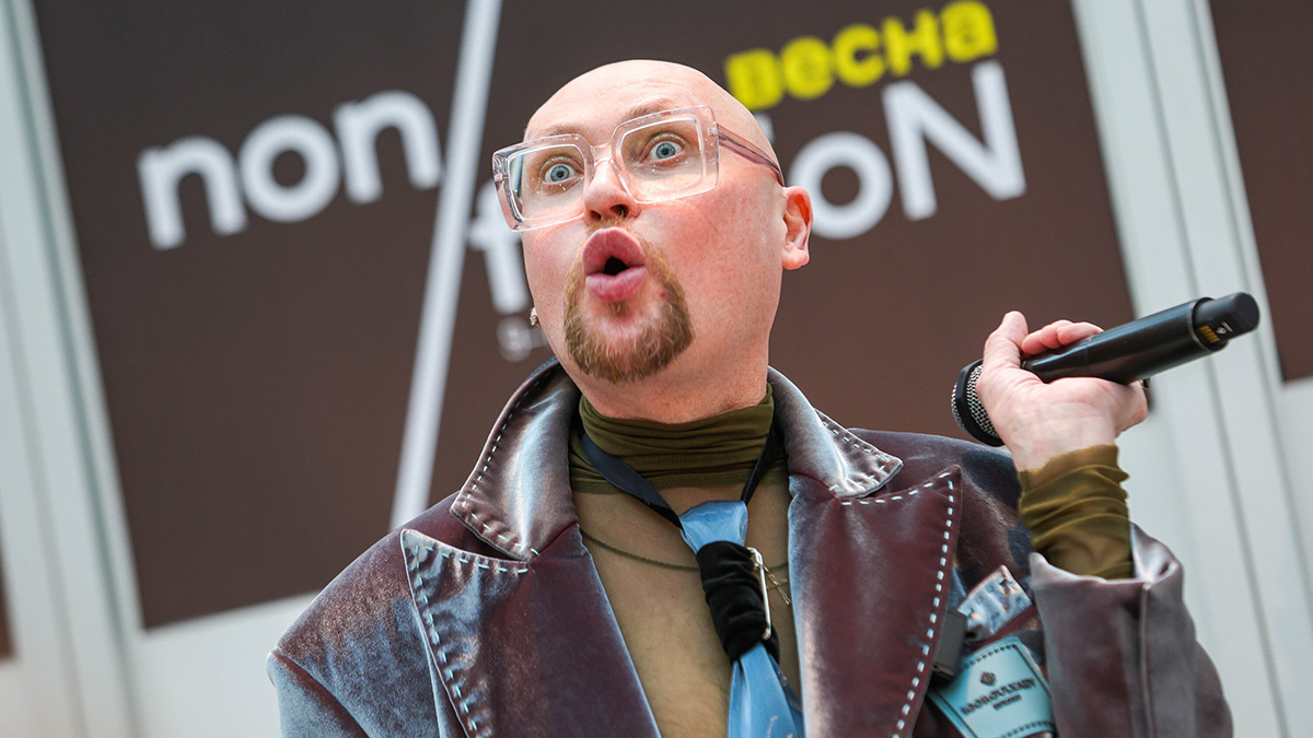 Певец Шура рассказал, как обнаружил посиневшую фанатку утром под диваном