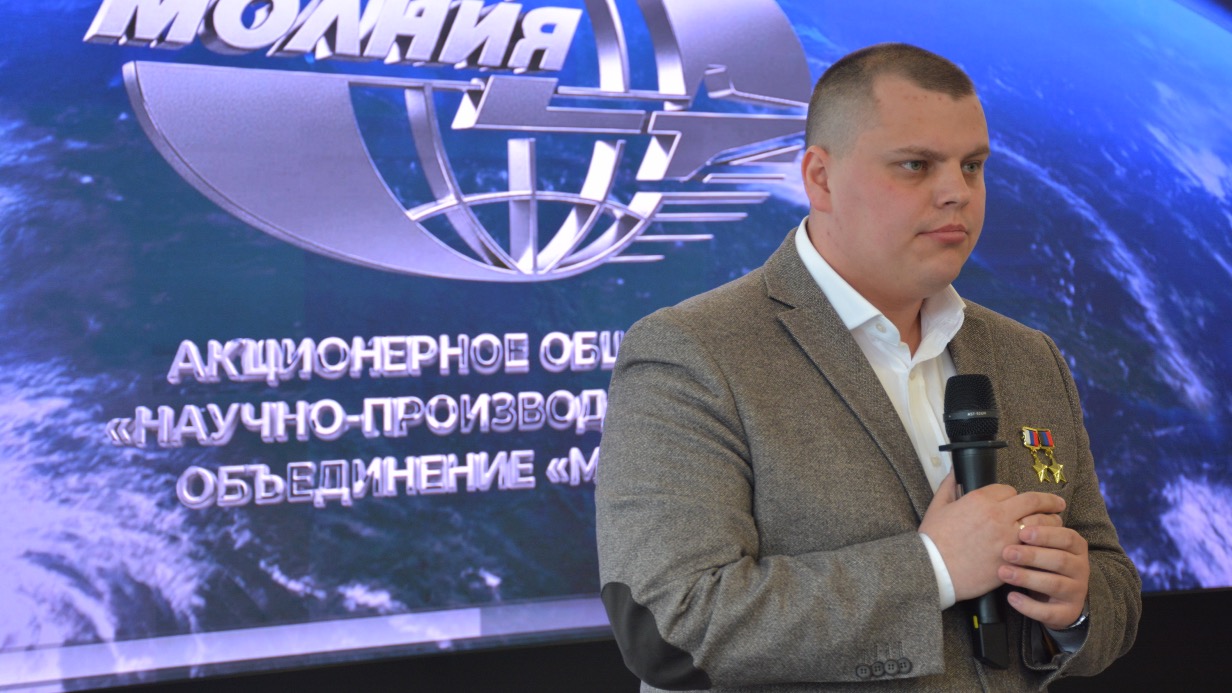 В преддверии Дня космонавтики Герой России Эдуард Казымов провел встречу с трудовым коллективом научно-производственного объединения «Молния»