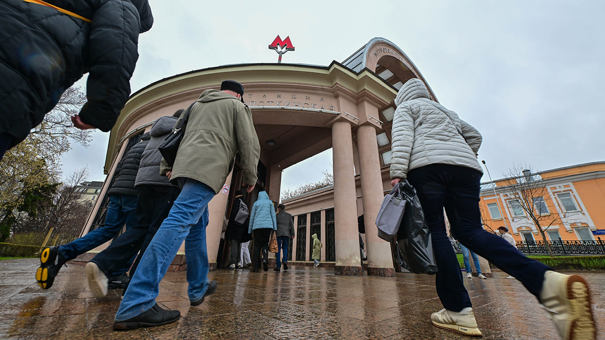 Россиянам рассказали о штрафе за проезд в московском метро в грязной одежде