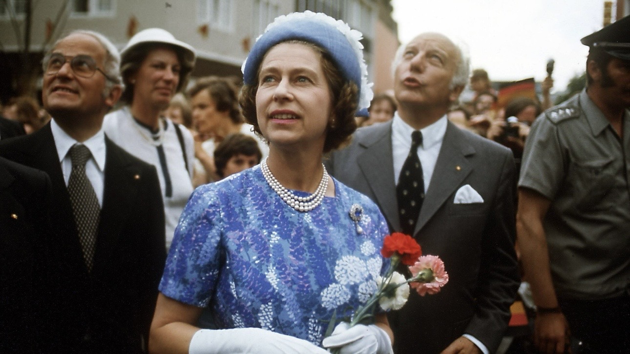 Букингемский дворец проводит уникальную выставку личных вещей Елизаветы II