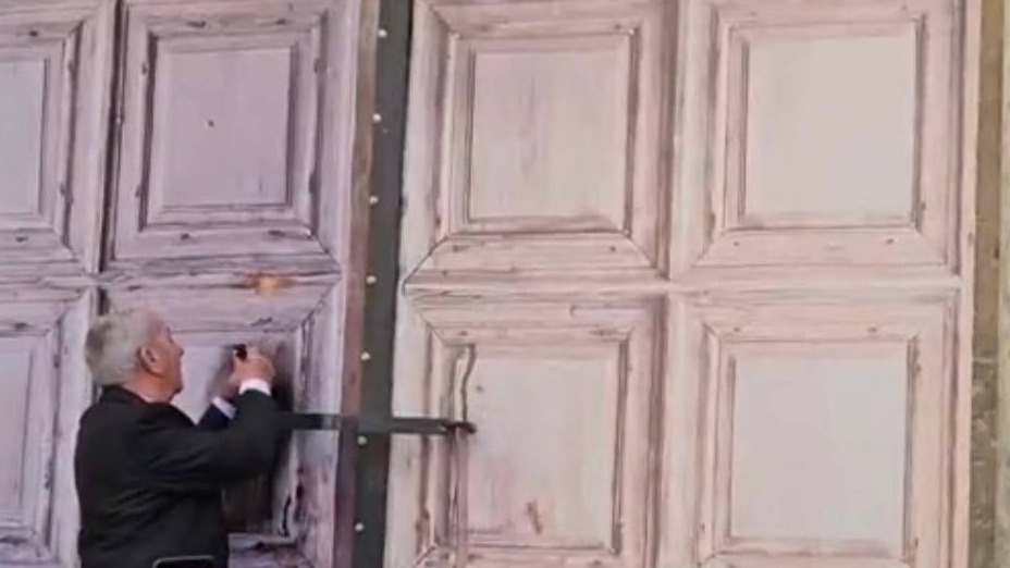 Двери храма Гроба Господня открыли перед схождением Благодатного огня