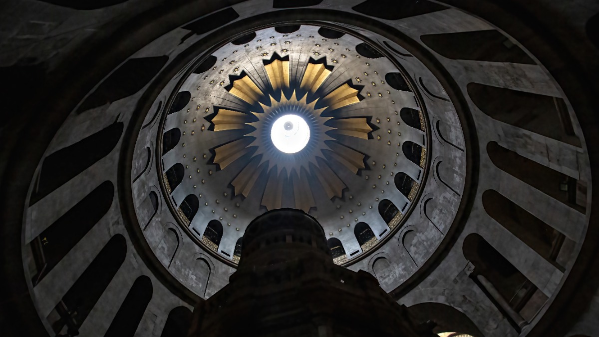 Благодатный огонь сошел в Храме Гроба Господня в Иерусалиме