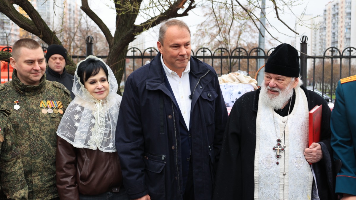 Петр Толстой и волонтеры юго-востока Москвы передали пасхальные угощения в зону СВО