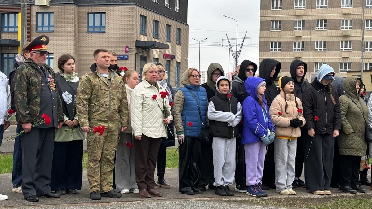 Ветеран СВО Эдуард Шонов и волонтеры Некрасовки провели патронатную акцию у памятника танкисту-асу Дмитрию Лавриненко