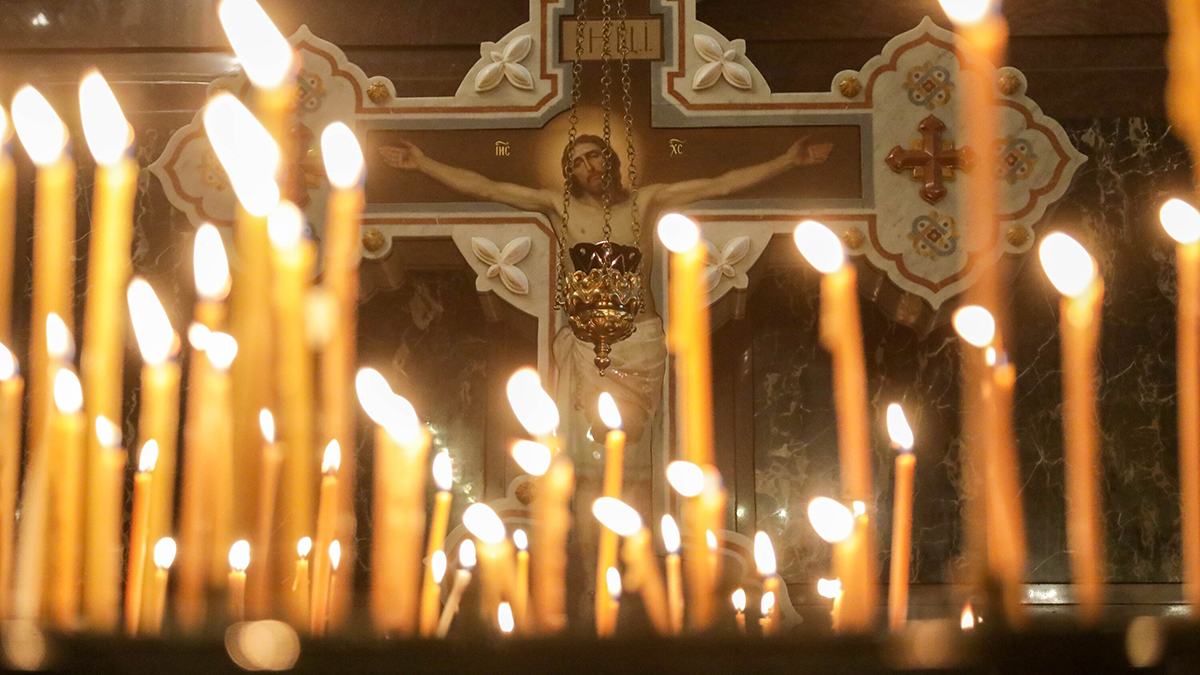 Shot: Приток женщин вырос в российских храмах из-за внешности священнослужителей