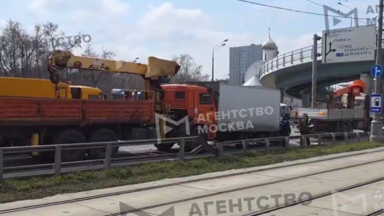 СМИ: Три грузовика столкнулись на шоссе Энтузиастов, один человек пострадал