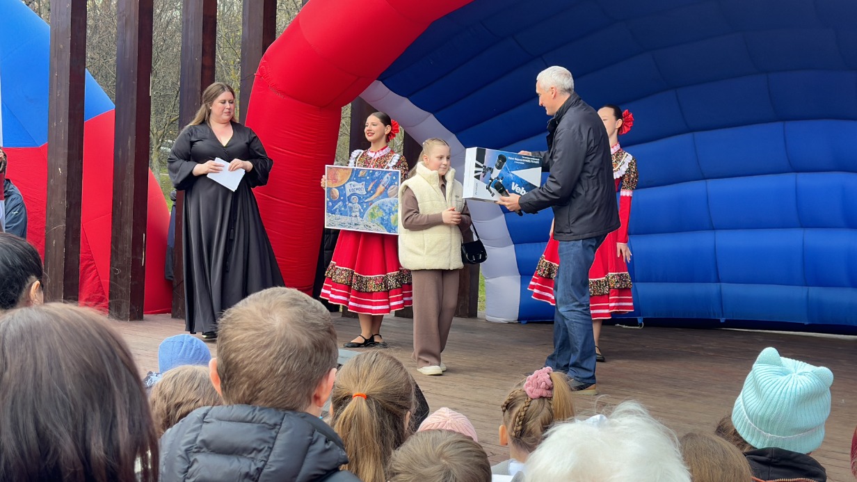 Более двух тысяч детей приняли участие в патриотическом проекте ко Дню космонавтики в Москве