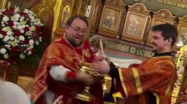 Священник в Люберцах облил прихожан водой из кубка во время пасхальной службы