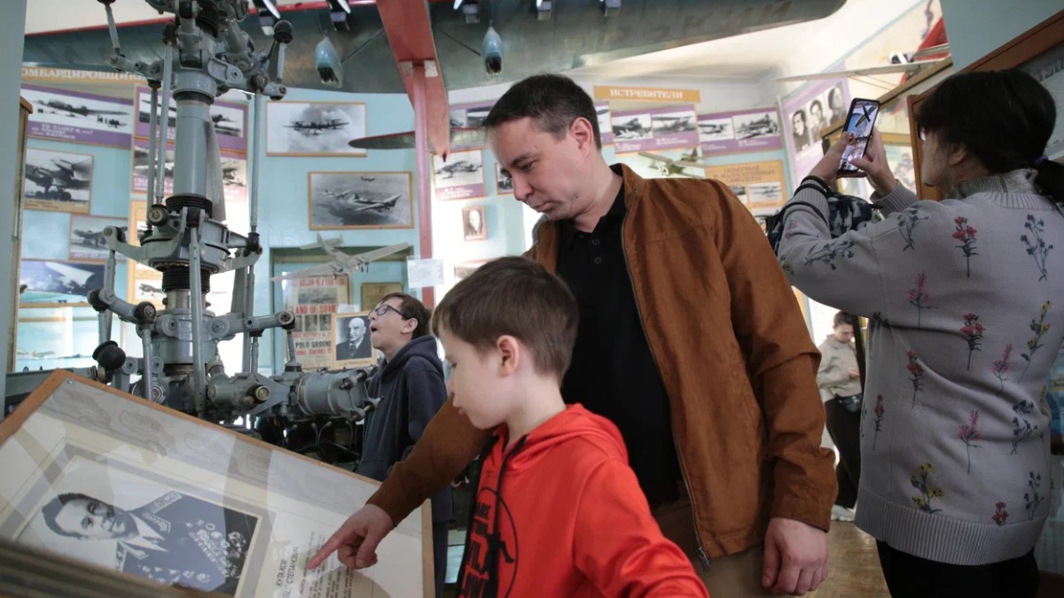 Участник СВО Эльдар Шарипов организовал для жителей САО экскурсию по Центральному дому авиации и космонавтики