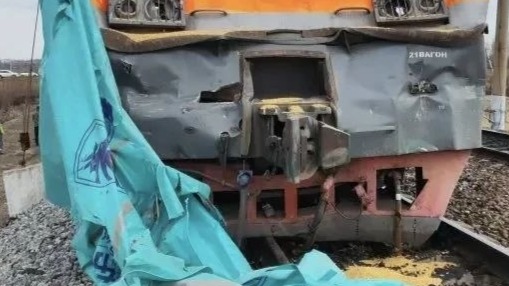 Поезд Владивосток — Москва врезался в грузовик на переезде в Амурской области