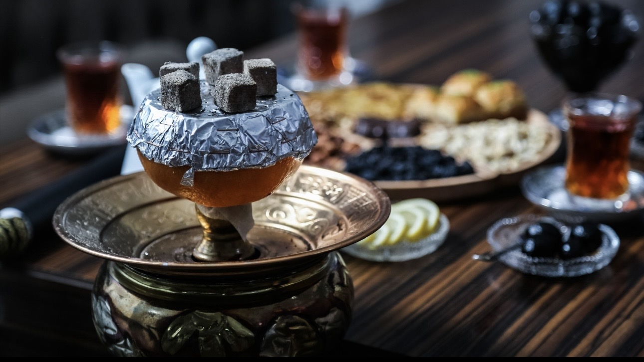 В Москве девушка сделала кальян на куличе, ее хотят привлечь к ответственности